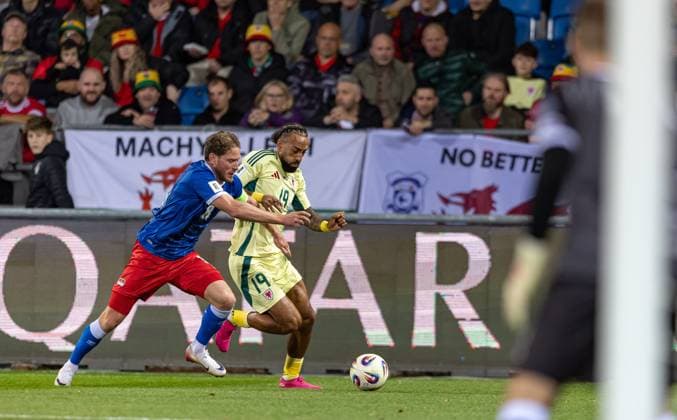 15.11.2025, Rheinpark Stadion, Vaduz, LIE, FIFA WM 2026 Qualifikation, Liechtenstein vs Wales, Gruppe J, im Bild Zweikampf zwischen Nicolas Hasler (Liechtenstein) und Sorba Thomas (Wales) Zweikampf zwischen Nicolas Hasler (Liechtenstein) und Sorba Thomas (Wales) during the FIFA World Cup, WM, Weltmeisterschaft, Fussball 2026 qualifier group J match between Liechtenstein and Wales at the Rheinpark Stadion in Vaduz, Liechtenstein on 2025 11 15. Expa Vaduz