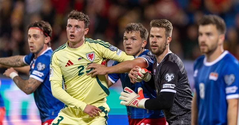 15.11.2025, Rheinpark Stadion, Vaduz, LIE, FIFA WM 2026 Qualifikation, Liechtenstein vs Wales, Gruppe J, im Bild Nathan Broadhead (Wales), Emanuel Zünd (Liechtenstein) und Benjamin Buechl (Liechtenstein) Nathan Broadhead (Wales), Emanuel Zünd (Liechtenstein) und Benjamin Buechl (Liechtenstein) during the FIFA World Cup, WM, Weltmeisterschaft, Fussball 2026 qualifier group J match between Liechtenstein and Wales at the Rheinpark Stadion in Vaduz, Liechtenstein on 2025 11 15. Expa Vaduz