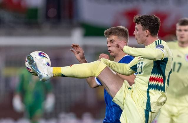 15.11.2025, Rheinpark Stadion, Vaduz, LIE, FIFA WM 2026 Qualifikation, Liechtenstein vs Wales, Gruppe J, im Bild Alessio Hasler (Liechtenstein) und Nathan Broadhead (Wales) Alessio Hasler (Liechtenstein) und Nathan Broadhead (Wales) during the FIFA World Cup, WM, Weltmeisterschaft, Fussball 2026 qualifier group J match between Liechtenstein and Wales at the Rheinpark Stadion in Vaduz, Liechtenstein on 2025 11 15. Expa Vaduz
