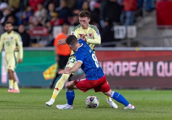 15.11.2025, Rheinpark Stadion, Vaduz, LIE, FIFA WM 2026 Qualifikation, Liechtenstein vs Wales, Gruppe J, im Bild Nathan Broadhead (Wales) und Aron Sele (Liechtenstein) Nathan Broadhead (Wales) und Aron Sele (Liechtenstein) during the FIFA World Cup, WM, Weltmeisterschaft, Fussball 2026 qualifier group J match between Liechtenstein and Wales at the Rheinpark Stadion in Vaduz, Liechtenstein on 2025 11 15. Expa Vaduz