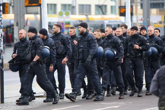 Leipzig - Tausende Ultras demonstrieren gemeinsam: Bundesweite Fan-Demo in Leipzig gestartet, Polizei im Großeinsatz 16.11.2025 ab 11.30 Uhr Leipzig, Stadtgebiet Fotograf: EHL Media Am Sonntagmittag begann in Leipzig eine großangelegte Demonstration zahlreicher Ultra-Gruppierungen aus ganz Deutschland. Hintergrund war ein bundesweiter Aufruf verschiedener Fanszenen, die gegen geplante Sicherheitsverschärfungen der Innenminister protestierten. Auf verschiedenen Plätzen, so unter anderem am Wilhelm-Leuschner-Platz, am Richard-Wagner-Platz, am Friedrich-List-Platz sowie am Völkerschlachtdenkmal, haben sich mehrere Gruppierungen unterschiedlicher Fanlager gesammelt. Zum Protest aufgerufen hatten unter anderem Anhänger aus Stuttgart, München, Dresden, Köln, Berlin und Hamburg. Die Polizei bereitete einen umfangreichen Großeinsatz vor, da auch verfeindete Fanlager erwartet wurden und die Lage als angespannt gilt. Die Teilnehmer wurden von den Organisatoren dazu aufgerufen, in Vereinsfarben zu erscheinen und auf Pyrotechnik sowie Vermummungsgegenstände zu verzichten. Im Stadtgebiet kommt es während des Aufzuges zu Einschränkungen. Leipzig Sachsen Deutschland Copyright: xEHLxMediax 20251116_fandemo-leipzig-1_1