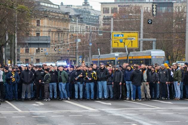 Leipzig - Tausende Ultras demonstrieren gemeinsam: Bundesweite Fan-Demo in Leipzig gestartet, Polizei im Großeinsatz 16.11.2025 ab 11.30 Uhr Leipzig, Stadtgebiet Fotograf: EHL Media Am Sonntagmittag begann in Leipzig eine großangelegte Demonstration zahlreicher Ultra-Gruppierungen aus ganz Deutschland. Hintergrund war ein bundesweiter Aufruf verschiedener Fanszenen, die gegen geplante Sicherheitsverschärfungen der Innenminister protestierten. Auf verschiedenen Plätzen, so unter anderem am Wilhelm-Leuschner-Platz, am Richard-Wagner-Platz, am Friedrich-List-Platz sowie am Völkerschlachtdenkmal, haben sich mehrere Gruppierungen unterschiedlicher Fanlager gesammelt. Zum Protest aufgerufen hatten unter anderem Anhänger aus Stuttgart, München, Dresden, Köln, Berlin und Hamburg. Die Polizei bereitete einen umfangreichen Großeinsatz vor, da auch verfeindete Fanlager erwartet wurden und die Lage als angespannt gilt. Die Teilnehmer wurden von den Organisatoren dazu aufgerufen, in Vereinsfarben zu erscheinen und auf Pyrotechnik sowie Vermummungsgegenstände zu verzichten. Im Stadtgebiet kommt es während des Aufzuges zu Einschränkungen. Leipzig Sachsen Deutschland Copyright: xEHLxMediax 20251116_fandemo-leipzig-1_2