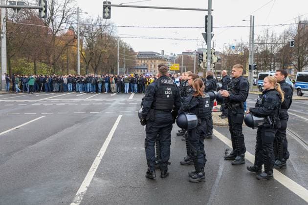 Leipzig - Tausende Ultras demonstrieren gemeinsam: Bundesweite Fan-Demo in Leipzig gestartet, Polizei im Großeinsatz 16.11.2025 ab 11.30 Uhr Leipzig, Stadtgebiet Fotograf: EHL Media Am Sonntagmittag begann in Leipzig eine großangelegte Demonstration zahlreicher Ultra-Gruppierungen aus ganz Deutschland. Hintergrund war ein bundesweiter Aufruf verschiedener Fanszenen, die gegen geplante Sicherheitsverschärfungen der Innenminister protestierten. Auf verschiedenen Plätzen, so unter anderem am Wilhelm-Leuschner-Platz, am Richard-Wagner-Platz, am Friedrich-List-Platz sowie am Völkerschlachtdenkmal, haben sich mehrere Gruppierungen unterschiedlicher Fanlager gesammelt. Zum Protest aufgerufen hatten unter anderem Anhänger aus Stuttgart, München, Dresden, Köln, Berlin und Hamburg. Die Polizei bereitete einen umfangreichen Großeinsatz vor, da auch verfeindete Fanlager erwartet wurden und die Lage als angespannt gilt. Die Teilnehmer wurden von den Organisatoren dazu aufgerufen, in Vereinsfarben zu erscheinen und auf Pyrotechnik sowie Vermummungsgegenstände zu verzichten. Im Stadtgebiet kommt es während des Aufzuges zu Einschränkungen. Leipzig Sachsen Deutschland Copyright: xEHLxMediax 20251116_fandemo-leipzig-1_4