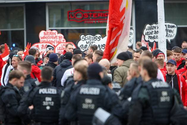 Leipzig - Tausende Ultras demonstrieren gemeinsam: Bundesweite Fan-Demo in Leipzig gestartet, Polizei im Großeinsatz 16.11.2025 ab 11.30 Uhr Leipzig, Stadtgebiet Fotograf: EHL Media Am Sonntagmittag begann in Leipzig eine großangelegte Demonstration zahlreicher Ultra-Gruppierungen aus ganz Deutschland. Hintergrund war ein bundesweiter Aufruf verschiedener Fanszenen, die gegen geplante Sicherheitsverschärfungen der Innenminister protestierten. Auf verschiedenen Plätzen, so unter anderem am Wilhelm-Leuschner-Platz, am Richard-Wagner-Platz, am Friedrich-List-Platz sowie am Völkerschlachtdenkmal, haben sich mehrere Gruppierungen unterschiedlicher Fanlager gesammelt. Zum Protest aufgerufen hatten unter anderem Anhänger aus Stuttgart, München, Dresden, Köln, Berlin und Hamburg. Die Polizei bereitete einen umfangreichen Großeinsatz vor, da auch verfeindete Fanlager erwartet wurden und die Lage als angespannt gilt. Die Teilnehmer wurden von den Organisatoren dazu aufgerufen, in Vereinsfarben zu erscheinen und auf Pyrotechnik sowie Vermummungsgegenstände zu verzichten. Im Stadtgebiet kommt es während des Aufzuges zu Einschränkungen. Leipzig Sachsen Deutschland Copyright: xEHLxMediax 20251116_fandemo-leipzig-2_1