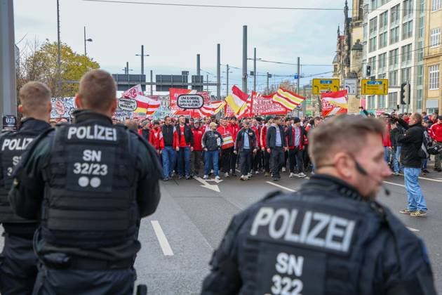Leipzig - Tausende Ultras demonstrieren gemeinsam: Bundesweite Fan-Demo in Leipzig gestartet, Polizei im Großeinsatz 16.11.2025 ab 11.30 Uhr Leipzig, Stadtgebiet Fotograf: EHL Media Am Sonntagmittag begann in Leipzig eine großangelegte Demonstration zahlreicher Ultra-Gruppierungen aus ganz Deutschland. Hintergrund war ein bundesweiter Aufruf verschiedener Fanszenen, die gegen geplante Sicherheitsverschärfungen der Innenminister protestierten. Auf verschiedenen Plätzen, so unter anderem am Wilhelm-Leuschner-Platz, am Richard-Wagner-Platz, am Friedrich-List-Platz sowie am Völkerschlachtdenkmal, haben sich mehrere Gruppierungen unterschiedlicher Fanlager gesammelt. Zum Protest aufgerufen hatten unter anderem Anhänger aus Stuttgart, München, Dresden, Köln, Berlin und Hamburg. Die Polizei bereitete einen umfangreichen Großeinsatz vor, da auch verfeindete Fanlager erwartet wurden und die Lage als angespannt gilt. Die Teilnehmer wurden von den Organisatoren dazu aufgerufen, in Vereinsfarben zu erscheinen und auf Pyrotechnik sowie Vermummungsgegenstände zu verzichten. Im Stadtgebiet kommt es während des Aufzuges zu Einschränkungen. Leipzig Sachsen Deutschland Copyright: xEHLxMediax 20251116_fandemo-leipzig-2_10