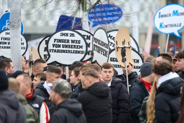 Leipzig - Tausende Ultras demonstrieren gemeinsam: Bundesweite Fan-Demo in Leipzig gestartet, Polizei im Großeinsatz 16.11.2025 ab 11.30 Uhr Leipzig, Stadtgebiet Fotograf: EHL Media Am Sonntagmittag begann in Leipzig eine großangelegte Demonstration zahlreicher Ultra-Gruppierungen aus ganz Deutschland. Hintergrund war ein bundesweiter Aufruf verschiedener Fanszenen, die gegen geplante Sicherheitsverschärfungen der Innenminister protestierten. Auf verschiedenen Plätzen, so unter anderem am Wilhelm-Leuschner-Platz, am Richard-Wagner-Platz, am Friedrich-List-Platz sowie am Völkerschlachtdenkmal, haben sich mehrere Gruppierungen unterschiedlicher Fanlager gesammelt. Zum Protest aufgerufen hatten unter anderem Anhänger aus Stuttgart, München, Dresden, Köln, Berlin und Hamburg. Die Polizei bereitete einen umfangreichen Großeinsatz vor, da auch verfeindete Fanlager erwartet wurden und die Lage als angespannt gilt. Die Teilnehmer wurden von den Organisatoren dazu aufgerufen, in Vereinsfarben zu erscheinen und auf Pyrotechnik sowie Vermummungsgegenstände zu verzichten. Im Stadtgebiet kommt es während des Aufzuges zu Einschränkungen. Leipzig Sachsen Deutschland Copyright: xEHLxMediax 20251116_fandemo-leipzig-2_2