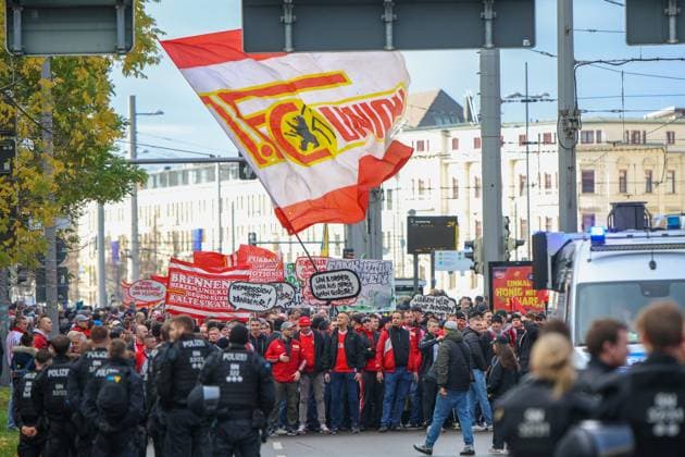 Leipzig - Tausende Ultras demonstrieren gemeinsam: Bundesweite Fan-Demo in Leipzig gestartet, Polizei im Großeinsatz 16.11.2025 ab 11.30 Uhr Leipzig, Stadtgebiet Fotograf: EHL Media Am Sonntagmittag begann in Leipzig eine großangelegte Demonstration zahlreicher Ultra-Gruppierungen aus ganz Deutschland. Hintergrund war ein bundesweiter Aufruf verschiedener Fanszenen, die gegen geplante Sicherheitsverschärfungen der Innenminister protestierten. Auf verschiedenen Plätzen, so unter anderem am Wilhelm-Leuschner-Platz, am Richard-Wagner-Platz, am Friedrich-List-Platz sowie am Völkerschlachtdenkmal, haben sich mehrere Gruppierungen unterschiedlicher Fanlager gesammelt. Zum Protest aufgerufen hatten unter anderem Anhänger aus Stuttgart, München, Dresden, Köln, Berlin und Hamburg. Die Polizei bereitete einen umfangreichen Großeinsatz vor, da auch verfeindete Fanlager erwartet wurden und die Lage als angespannt gilt. Die Teilnehmer wurden von den Organisatoren dazu aufgerufen, in Vereinsfarben zu erscheinen und auf Pyrotechnik sowie Vermummungsgegenstände zu verzichten. Im Stadtgebiet kommt es während des Aufzuges zu Einschränkungen. Leipzig Sachsen Deutschland Copyright: xEHLxMediax 20251116_fandemo-leipzig-2_5