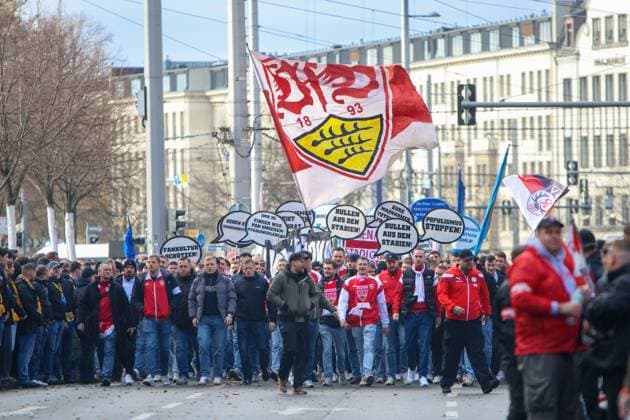 Leipzig - Tausende Ultras demonstrieren gemeinsam: Bundesweite Fan-Demo in Leipzig gestartet, Polizei im Großeinsatz 16.11.2025 ab 11.30 Uhr Leipzig, Stadtgebiet Fotograf: EHL Media Am Sonntagmittag begann in Leipzig eine großangelegte Demonstration zahlreicher Ultra-Gruppierungen aus ganz Deutschland. Hintergrund war ein bundesweiter Aufruf verschiedener Fanszenen, die gegen geplante Sicherheitsverschärfungen der Innenminister protestierten. Auf verschiedenen Plätzen, so unter anderem am Wilhelm-Leuschner-Platz, am Richard-Wagner-Platz, am Friedrich-List-Platz sowie am Völkerschlachtdenkmal, haben sich mehrere Gruppierungen unterschiedlicher Fanlager gesammelt. Zum Protest aufgerufen hatten unter anderem Anhänger aus Stuttgart, München, Dresden, Köln, Berlin und Hamburg. Die Polizei bereitete einen umfangreichen Großeinsatz vor, da auch verfeindete Fanlager erwartet wurden und die Lage als angespannt gilt. Die Teilnehmer wurden von den Organisatoren dazu aufgerufen, in Vereinsfarben zu erscheinen und auf Pyrotechnik sowie Vermummungsgegenstände zu verzichten. Im Stadtgebiet kommt es während des Aufzuges zu Einschränkungen. Leipzig Sachsen Deutschland Copyright: xEHLxMediax 20251116_fandemo-leipzig-2_6