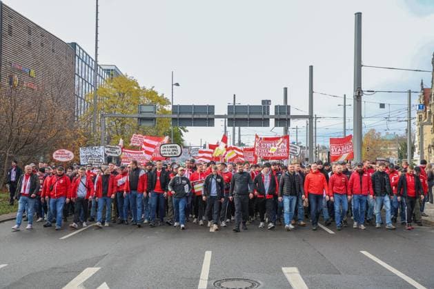 Leipzig - Tausende Ultras demonstrieren gemeinsam: Bundesweite Fan-Demo in Leipzig gestartet, Polizei im Großeinsatz 16.11.2025 ab 11.30 Uhr Leipzig, Stadtgebiet Fotograf: EHL Media Am Sonntagmittag begann in Leipzig eine großangelegte Demonstration zahlreicher Ultra-Gruppierungen aus ganz Deutschland. Hintergrund war ein bundesweiter Aufruf verschiedener Fanszenen, die gegen geplante Sicherheitsverschärfungen der Innenminister protestierten. Auf verschiedenen Plätzen, so unter anderem am Wilhelm-Leuschner-Platz, am Richard-Wagner-Platz, am Friedrich-List-Platz sowie am Völkerschlachtdenkmal, haben sich mehrere Gruppierungen unterschiedlicher Fanlager gesammelt. Zum Protest aufgerufen hatten unter anderem Anhänger aus Stuttgart, München, Dresden, Köln, Berlin und Hamburg. Die Polizei bereitete einen umfangreichen Großeinsatz vor, da auch verfeindete Fanlager erwartet wurden und die Lage als angespannt gilt. Die Teilnehmer wurden von den Organisatoren dazu aufgerufen, in Vereinsfarben zu erscheinen und auf Pyrotechnik sowie Vermummungsgegenstände zu verzichten. Im Stadtgebiet kommt es während des Aufzuges zu Einschränkungen. Leipzig Sachsen Deutschland Copyright: xEHLxMediax 20251116_fandemo-leipzig-2_9