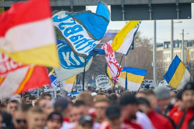 Leipzig - Tausende Ultras demonstrieren gemeinsam: Bundesweite Fan-Demo in Leipzig gestartet, Polizei im Großeinsatz 16.11.2025 ab 11.30 Uhr Leipzig, Stadtgebiet Fotograf: EHL Media Am Sonntagmittag begann in Leipzig eine großangelegte Demonstration zahlreicher Ultra-Gruppierungen aus ganz Deutschland. Hintergrund war ein bundesweiter Aufruf verschiedener Fanszenen, die gegen geplante Sicherheitsverschärfungen der Innenminister protestierten. Auf verschiedenen Plätzen, so unter anderem am Wilhelm-Leuschner-Platz, am Richard-Wagner-Platz, am Friedrich-List-Platz sowie am Völkerschlachtdenkmal, haben sich mehrere Gruppierungen unterschiedlicher Fanlager gesammelt. Zum Protest aufgerufen hatten unter anderem Anhänger aus Stuttgart, München, Dresden, Köln, Berlin und Hamburg. Die Polizei bereitete einen umfangreichen Großeinsatz vor, da auch verfeindete Fanlager erwartet wurden und die Lage als angespannt gilt. Die Teilnehmer wurden von den Organisatoren dazu aufgerufen, in Vereinsfarben zu erscheinen und auf Pyrotechnik sowie Vermummungsgegenstände zu verzichten. Im Stadtgebiet kommt es während des Aufzuges zu Einschränkungen. Leipzig Sachsen Deutschland Copyright: xEHLxMediax 20251116_fandemo-leipzig-3_1