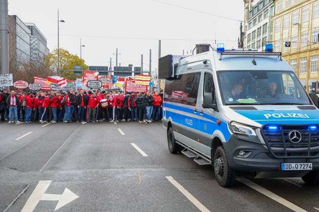 Leipzig - Tausende Ultras demonstrieren gemeinsam: Bundesweite Fan-Demo in Leipzig gestartet, Polizei im Großeinsatz 16.11.2025 ab 11.30 Uhr Leipzig, Stadtgebiet Fotograf: EHL Media Am Sonntagmittag begann in Leipzig eine großangelegte Demonstration zahlreicher Ultra-Gruppierungen aus ganz Deutschland. Hintergrund war ein bundesweiter Aufruf verschiedener Fanszenen, die gegen geplante Sicherheitsverschärfungen der Innenminister protestierten. Auf verschiedenen Plätzen, so unter anderem am Wilhelm-Leuschner-Platz, am Richard-Wagner-Platz, am Friedrich-List-Platz sowie am Völkerschlachtdenkmal, haben sich mehrere Gruppierungen unterschiedlicher Fanlager gesammelt. Zum Protest aufgerufen hatten unter anderem Anhänger aus Stuttgart, München, Dresden, Köln, Berlin und Hamburg. Die Polizei bereitete einen umfangreichen Großeinsatz vor, da auch verfeindete Fanlager erwartet wurden und die Lage als angespannt gilt. Die Teilnehmer wurden von den Organisatoren dazu aufgerufen, in Vereinsfarben zu erscheinen und auf Pyrotechnik sowie Vermummungsgegenstände zu verzichten. Im Stadtgebiet kommt es während des Aufzuges zu Einschränkungen. Leipzig Sachsen Deutschland Copyright: xEHLxMediax 20251116_fandemo-leipzig-3_2