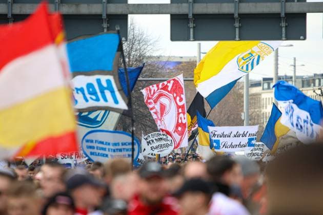 Leipzig - Tausende Ultras demonstrieren gemeinsam: Bundesweite Fan-Demo in Leipzig gestartet, Polizei im Großeinsatz 16.11.2025 ab 11.30 Uhr Leipzig, Stadtgebiet Fotograf: EHL Media Am Sonntagmittag begann in Leipzig eine großangelegte Demonstration zahlreicher Ultra-Gruppierungen aus ganz Deutschland. Hintergrund war ein bundesweiter Aufruf verschiedener Fanszenen, die gegen geplante Sicherheitsverschärfungen der Innenminister protestierten. Auf verschiedenen Plätzen, so unter anderem am Wilhelm-Leuschner-Platz, am Richard-Wagner-Platz, am Friedrich-List-Platz sowie am Völkerschlachtdenkmal, haben sich mehrere Gruppierungen unterschiedlicher Fanlager gesammelt. Zum Protest aufgerufen hatten unter anderem Anhänger aus Stuttgart, München, Dresden, Köln, Berlin und Hamburg. Die Polizei bereitete einen umfangreichen Großeinsatz vor, da auch verfeindete Fanlager erwartet wurden und die Lage als angespannt gilt. Die Teilnehmer wurden von den Organisatoren dazu aufgerufen, in Vereinsfarben zu erscheinen und auf Pyrotechnik sowie Vermummungsgegenstände zu verzichten. Im Stadtgebiet kommt es während des Aufzuges zu Einschränkungen. Leipzig Sachsen Deutschland Copyright: xEHLxMediax 20251116_fandemo-leipzig-3_3