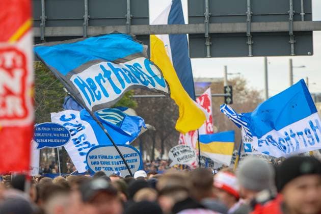 Leipzig - Tausende Ultras demonstrieren gemeinsam: Bundesweite Fan-Demo in Leipzig gestartet, Polizei im Großeinsatz 16.11.2025 ab 11.30 Uhr Leipzig, Stadtgebiet Fotograf: EHL Media Am Sonntagmittag begann in Leipzig eine großangelegte Demonstration zahlreicher Ultra-Gruppierungen aus ganz Deutschland. Hintergrund war ein bundesweiter Aufruf verschiedener Fanszenen, die gegen geplante Sicherheitsverschärfungen der Innenminister protestierten. Auf verschiedenen Plätzen, so unter anderem am Wilhelm-Leuschner-Platz, am Richard-Wagner-Platz, am Friedrich-List-Platz sowie am Völkerschlachtdenkmal, haben sich mehrere Gruppierungen unterschiedlicher Fanlager gesammelt. Zum Protest aufgerufen hatten unter anderem Anhänger aus Stuttgart, München, Dresden, Köln, Berlin und Hamburg. Die Polizei bereitete einen umfangreichen Großeinsatz vor, da auch verfeindete Fanlager erwartet wurden und die Lage als angespannt gilt. Die Teilnehmer wurden von den Organisatoren dazu aufgerufen, in Vereinsfarben zu erscheinen und auf Pyrotechnik sowie Vermummungsgegenstände zu verzichten. Im Stadtgebiet kommt es während des Aufzuges zu Einschränkungen. Leipzig Sachsen Deutschland Copyright: xEHLxMediax 20251116_fandemo-leipzig-3_4