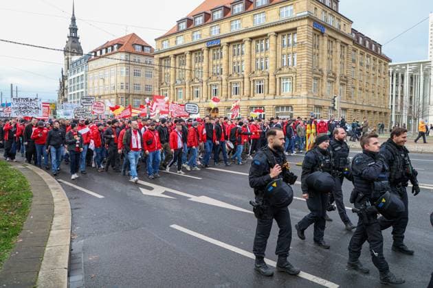 Leipzig - Tausende Ultras demonstrieren gemeinsam: Bundesweite Fan-Demo in Leipzig gestartet, Polizei im Großeinsatz 16.11.2025 ab 11.30 Uhr Leipzig, Stadtgebiet Fotograf: EHL Media Am Sonntagmittag begann in Leipzig eine großangelegte Demonstration zahlreicher Ultra-Gruppierungen aus ganz Deutschland. Hintergrund war ein bundesweiter Aufruf verschiedener Fanszenen, die gegen geplante Sicherheitsverschärfungen der Innenminister protestierten. Auf verschiedenen Plätzen, so unter anderem am Wilhelm-Leuschner-Platz, am Richard-Wagner-Platz, am Friedrich-List-Platz sowie am Völkerschlachtdenkmal, haben sich mehrere Gruppierungen unterschiedlicher Fanlager gesammelt. Zum Protest aufgerufen hatten unter anderem Anhänger aus Stuttgart, München, Dresden, Köln, Berlin und Hamburg. Die Polizei bereitete einen umfangreichen Großeinsatz vor, da auch verfeindete Fanlager erwartet wurden und die Lage als angespannt gilt. Die Teilnehmer wurden von den Organisatoren dazu aufgerufen, in Vereinsfarben zu erscheinen und auf Pyrotechnik sowie Vermummungsgegenstände zu verzichten. Im Stadtgebiet kommt es während des Aufzuges zu Einschränkungen. Leipzig Sachsen Deutschland Copyright: xEHLxMediax 20251116_fandemo-leipzig-3_6