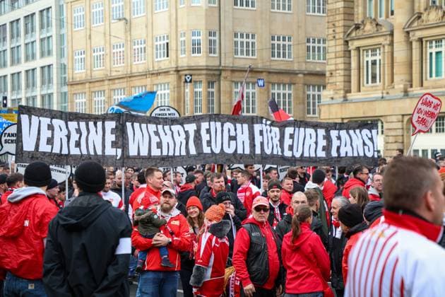 Leipzig - Tausende Ultras demonstrieren gemeinsam: Bundesweite Fan-Demo in Leipzig gestartet, Polizei im Großeinsatz 16.11.2025 ab 11.30 Uhr Leipzig, Stadtgebiet Fotograf: EHL Media Am Sonntagmittag begann in Leipzig eine großangelegte Demonstration zahlreicher Ultra-Gruppierungen aus ganz Deutschland. Hintergrund war ein bundesweiter Aufruf verschiedener Fanszenen, die gegen geplante Sicherheitsverschärfungen der Innenminister protestierten. Auf verschiedenen Plätzen, so unter anderem am Wilhelm-Leuschner-Platz, am Richard-Wagner-Platz, am Friedrich-List-Platz sowie am Völkerschlachtdenkmal, haben sich mehrere Gruppierungen unterschiedlicher Fanlager gesammelt. Zum Protest aufgerufen hatten unter anderem Anhänger aus Stuttgart, München, Dresden, Köln, Berlin und Hamburg. Die Polizei bereitete einen umfangreichen Großeinsatz vor, da auch verfeindete Fanlager erwartet wurden und die Lage als angespannt gilt. Die Teilnehmer wurden von den Organisatoren dazu aufgerufen, in Vereinsfarben zu erscheinen und auf Pyrotechnik sowie Vermummungsgegenstände zu verzichten. Im Stadtgebiet kommt es während des Aufzuges zu Einschränkungen. Leipzig Sachsen Deutschland Copyright: xEHLxMediax 20251116_fandemo-leipzig-3_7