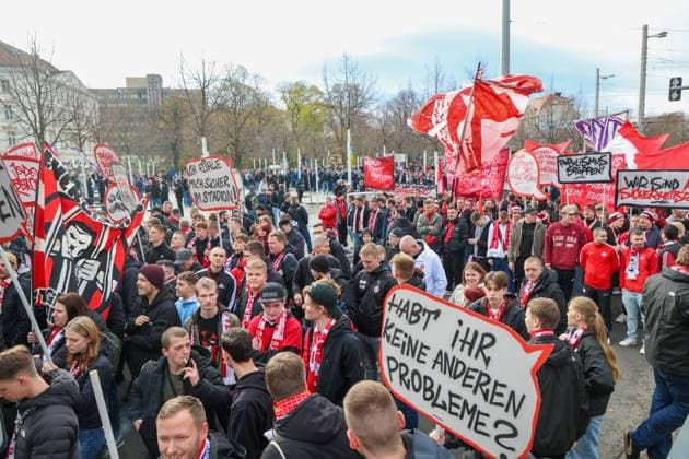 Leipzig - Tausende Ultras demonstrieren gemeinsam: Bundesweite Fan-Demo in Leipzig gestartet, Polizei im Großeinsatz 16.11.2025 ab 11.30 Uhr Leipzig, Stadtgebiet Fotograf: EHL Media Am Sonntagmittag begann in Leipzig eine großangelegte Demonstration zahlreicher Ultra-Gruppierungen aus ganz Deutschland. Hintergrund war ein bundesweiter Aufruf verschiedener Fanszenen, die gegen geplante Sicherheitsverschärfungen der Innenminister protestierten. Auf verschiedenen Plätzen, so unter anderem am Wilhelm-Leuschner-Platz, am Richard-Wagner-Platz, am Friedrich-List-Platz sowie am Völkerschlachtdenkmal, haben sich mehrere Gruppierungen unterschiedlicher Fanlager gesammelt. Zum Protest aufgerufen hatten unter anderem Anhänger aus Stuttgart, München, Dresden, Köln, Berlin und Hamburg. Die Polizei bereitete einen umfangreichen Großeinsatz vor, da auch verfeindete Fanlager erwartet wurden und die Lage als angespannt gilt. Die Teilnehmer wurden von den Organisatoren dazu aufgerufen, in Vereinsfarben zu erscheinen und auf Pyrotechnik sowie Vermummungsgegenstände zu verzichten. Im Stadtgebiet kommt es während des Aufzuges zu Einschränkungen. Leipzig Sachsen Deutschland Copyright: xEHLxMediax 20251116_fandemo-leipzig-3_8