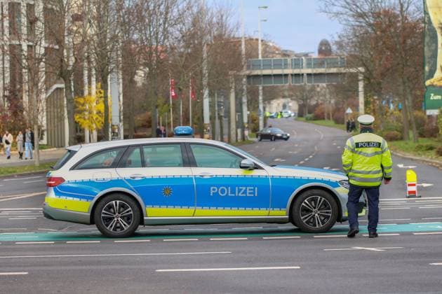 Leipzig - Tausende Ultras demonstrieren gemeinsam: Bundesweite Fan-Demo in Leipzig gestartet, Polizei im Großeinsatz 16.11.2025 ab 11.30 Uhr Leipzig, Stadtgebiet Fotograf: EHL Media Am Sonntagmittag begann in Leipzig eine großangelegte Demonstration zahlreicher Ultra-Gruppierungen aus ganz Deutschland. Hintergrund war ein bundesweiter Aufruf verschiedener Fanszenen, die gegen geplante Sicherheitsverschärfungen der Innenminister protestierten. Auf verschiedenen Plätzen, so unter anderem am Wilhelm-Leuschner-Platz, am Richard-Wagner-Platz, am Friedrich-List-Platz sowie am Völkerschlachtdenkmal, haben sich mehrere Gruppierungen unterschiedlicher Fanlager gesammelt. Zum Protest aufgerufen hatten unter anderem Anhänger aus Stuttgart, München, Dresden, Köln, Berlin und Hamburg. Die Polizei bereitete einen umfangreichen Großeinsatz vor, da auch verfeindete Fanlager erwartet wurden und die Lage als angespannt gilt. Die Teilnehmer wurden von den Organisatoren dazu aufgerufen, in Vereinsfarben zu erscheinen und auf Pyrotechnik sowie Vermummungsgegenstände zu verzichten. Im Stadtgebiet kommt es während des Aufzuges zu Einschränkungen. Leipzig Sachsen Deutschland Copyright: xEHLxMediax 20251116_fandemo-leipzig-4_1