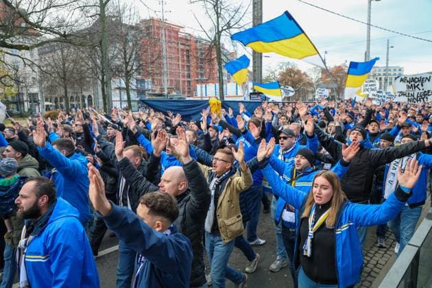 Leipzig - Tausende Ultras demonstrieren gemeinsam: Bundesweite Fan-Demo in Leipzig gestartet, Polizei im Großeinsatz 16.11.2025 ab 11.30 Uhr Leipzig, Stadtgebiet Fotograf: EHL Media Am Sonntagmittag begann in Leipzig eine großangelegte Demonstration zahlreicher Ultra-Gruppierungen aus ganz Deutschland. Hintergrund war ein bundesweiter Aufruf verschiedener Fanszenen, die gegen geplante Sicherheitsverschärfungen der Innenminister protestierten. Auf verschiedenen Plätzen, so unter anderem am Wilhelm-Leuschner-Platz, am Richard-Wagner-Platz, am Friedrich-List-Platz sowie am Völkerschlachtdenkmal, haben sich mehrere Gruppierungen unterschiedlicher Fanlager gesammelt. Zum Protest aufgerufen hatten unter anderem Anhänger aus Stuttgart, München, Dresden, Köln, Berlin und Hamburg. Die Polizei bereitete einen umfangreichen Großeinsatz vor, da auch verfeindete Fanlager erwartet wurden und die Lage als angespannt gilt. Die Teilnehmer wurden von den Organisatoren dazu aufgerufen, in Vereinsfarben zu erscheinen und auf Pyrotechnik sowie Vermummungsgegenstände zu verzichten. Im Stadtgebiet kommt es während des Aufzuges zu Einschränkungen. Leipzig Sachsen Deutschland Copyright: xEHLxMediax 20251116_fandemo-leipzig-4_11