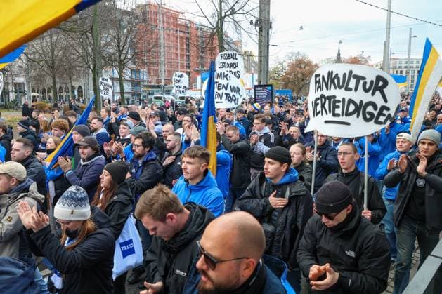 Leipzig - Tausende Ultras demonstrieren gemeinsam: Bundesweite Fan-Demo in Leipzig gestartet, Polizei im Großeinsatz 16.11.2025 ab 11.30 Uhr Leipzig, Stadtgebiet Fotograf: EHL Media Am Sonntagmittag begann in Leipzig eine großangelegte Demonstration zahlreicher Ultra-Gruppierungen aus ganz Deutschland. Hintergrund war ein bundesweiter Aufruf verschiedener Fanszenen, die gegen geplante Sicherheitsverschärfungen der Innenminister protestierten. Auf verschiedenen Plätzen, so unter anderem am Wilhelm-Leuschner-Platz, am Richard-Wagner-Platz, am Friedrich-List-Platz sowie am Völkerschlachtdenkmal, haben sich mehrere Gruppierungen unterschiedlicher Fanlager gesammelt. Zum Protest aufgerufen hatten unter anderem Anhänger aus Stuttgart, München, Dresden, Köln, Berlin und Hamburg. Die Polizei bereitete einen umfangreichen Großeinsatz vor, da auch verfeindete Fanlager erwartet wurden und die Lage als angespannt gilt. Die Teilnehmer wurden von den Organisatoren dazu aufgerufen, in Vereinsfarben zu erscheinen und auf Pyrotechnik sowie Vermummungsgegenstände zu verzichten. Im Stadtgebiet kommt es während des Aufzuges zu Einschränkungen. Leipzig Sachsen Deutschland Copyright: xEHLxMediax 20251116_fandemo-leipzig-4_12