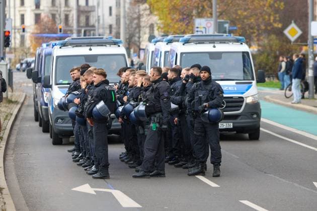 Leipzig - Tausende Ultras demonstrieren gemeinsam: Bundesweite Fan-Demo in Leipzig gestartet, Polizei im Großeinsatz 16.11.2025 ab 11.30 Uhr Leipzig, Stadtgebiet Fotograf: EHL Media Am Sonntagmittag begann in Leipzig eine großangelegte Demonstration zahlreicher Ultra-Gruppierungen aus ganz Deutschland. Hintergrund war ein bundesweiter Aufruf verschiedener Fanszenen, die gegen geplante Sicherheitsverschärfungen der Innenminister protestierten. Auf verschiedenen Plätzen, so unter anderem am Wilhelm-Leuschner-Platz, am Richard-Wagner-Platz, am Friedrich-List-Platz sowie am Völkerschlachtdenkmal, haben sich mehrere Gruppierungen unterschiedlicher Fanlager gesammelt. Zum Protest aufgerufen hatten unter anderem Anhänger aus Stuttgart, München, Dresden, Köln, Berlin und Hamburg. Die Polizei bereitete einen umfangreichen Großeinsatz vor, da auch verfeindete Fanlager erwartet wurden und die Lage als angespannt gilt. Die Teilnehmer wurden von den Organisatoren dazu aufgerufen, in Vereinsfarben zu erscheinen und auf Pyrotechnik sowie Vermummungsgegenstände zu verzichten. Im Stadtgebiet kommt es während des Aufzuges zu Einschränkungen. Leipzig Sachsen Deutschland Copyright: xEHLxMediax 20251116_fandemo-leipzig-4_2