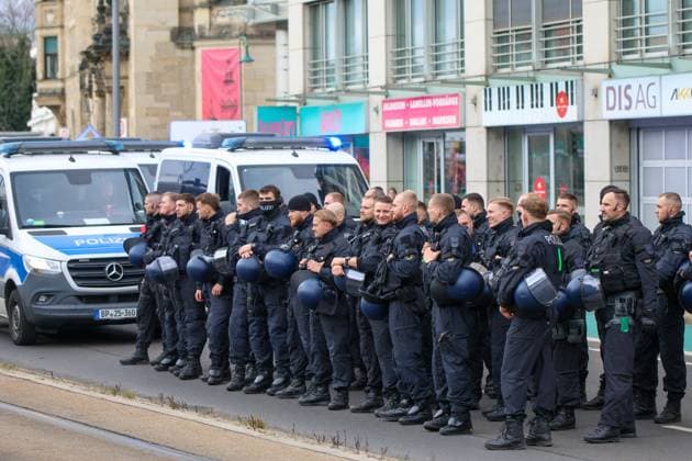 Leipzig - Tausende Ultras demonstrieren gemeinsam: Bundesweite Fan-Demo in Leipzig gestartet, Polizei im Großeinsatz 16.11.2025 ab 11.30 Uhr Leipzig, Stadtgebiet Fotograf: EHL Media Am Sonntagmittag begann in Leipzig eine großangelegte Demonstration zahlreicher Ultra-Gruppierungen aus ganz Deutschland. Hintergrund war ein bundesweiter Aufruf verschiedener Fanszenen, die gegen geplante Sicherheitsverschärfungen der Innenminister protestierten. Auf verschiedenen Plätzen, so unter anderem am Wilhelm-Leuschner-Platz, am Richard-Wagner-Platz, am Friedrich-List-Platz sowie am Völkerschlachtdenkmal, haben sich mehrere Gruppierungen unterschiedlicher Fanlager gesammelt. Zum Protest aufgerufen hatten unter anderem Anhänger aus Stuttgart, München, Dresden, Köln, Berlin und Hamburg. Die Polizei bereitete einen umfangreichen Großeinsatz vor, da auch verfeindete Fanlager erwartet wurden und die Lage als angespannt gilt. Die Teilnehmer wurden von den Organisatoren dazu aufgerufen, in Vereinsfarben zu erscheinen und auf Pyrotechnik sowie Vermummungsgegenstände zu verzichten. Im Stadtgebiet kommt es während des Aufzuges zu Einschränkungen. Leipzig Sachsen Deutschland Copyright: xEHLxMediax 20251116_fandemo-leipzig-4_3