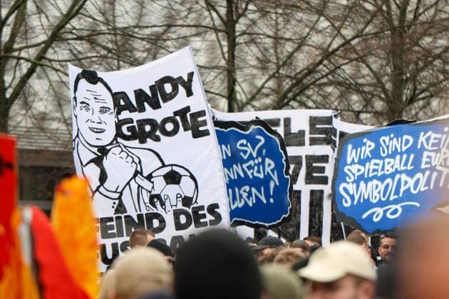 Leipzig - Tausende Ultras demonstrieren gemeinsam: Bundesweite Fan-Demo in Leipzig gestartet, Polizei im Großeinsatz 16.11.2025 ab 11.30 Uhr Leipzig, Stadtgebiet Fotograf: EHL Media Am Sonntagmittag begann in Leipzig eine großangelegte Demonstration zahlreicher Ultra-Gruppierungen aus ganz Deutschland. Hintergrund war ein bundesweiter Aufruf verschiedener Fanszenen, die gegen geplante Sicherheitsverschärfungen der Innenminister protestierten. Auf verschiedenen Plätzen, so unter anderem am Wilhelm-Leuschner-Platz, am Richard-Wagner-Platz, am Friedrich-List-Platz sowie am Völkerschlachtdenkmal, haben sich mehrere Gruppierungen unterschiedlicher Fanlager gesammelt. Zum Protest aufgerufen hatten unter anderem Anhänger aus Stuttgart, München, Dresden, Köln, Berlin und Hamburg. Die Polizei bereitete einen umfangreichen Großeinsatz vor, da auch verfeindete Fanlager erwartet wurden und die Lage als angespannt gilt. Die Teilnehmer wurden von den Organisatoren dazu aufgerufen, in Vereinsfarben zu erscheinen und auf Pyrotechnik sowie Vermummungsgegenstände zu verzichten. Im Stadtgebiet kommt es während des Aufzuges zu Einschränkungen. Leipzig Sachsen Deutschland Copyright: xEHLxMediax 20251116_fandemo-leipzig-4_5