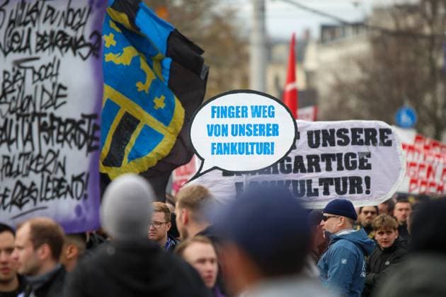 Leipzig - Tausende Ultras demonstrieren gemeinsam: Bundesweite Fan-Demo in Leipzig gestartet, Polizei im Großeinsatz 16.11.2025 ab 11.30 Uhr Leipzig, Stadtgebiet Fotograf: EHL Media Am Sonntagmittag begann in Leipzig eine großangelegte Demonstration zahlreicher Ultra-Gruppierungen aus ganz Deutschland. Hintergrund war ein bundesweiter Aufruf verschiedener Fanszenen, die gegen geplante Sicherheitsverschärfungen der Innenminister protestierten. Auf verschiedenen Plätzen, so unter anderem am Wilhelm-Leuschner-Platz, am Richard-Wagner-Platz, am Friedrich-List-Platz sowie am Völkerschlachtdenkmal, haben sich mehrere Gruppierungen unterschiedlicher Fanlager gesammelt. Zum Protest aufgerufen hatten unter anderem Anhänger aus Stuttgart, München, Dresden, Köln, Berlin und Hamburg. Die Polizei bereitete einen umfangreichen Großeinsatz vor, da auch verfeindete Fanlager erwartet wurden und die Lage als angespannt gilt. Die Teilnehmer wurden von den Organisatoren dazu aufgerufen, in Vereinsfarben zu erscheinen und auf Pyrotechnik sowie Vermummungsgegenstände zu verzichten. Im Stadtgebiet kommt es während des Aufzuges zu Einschränkungen. Leipzig Sachsen Deutschland Copyright: xEHLxMediax 20251116_fandemo-leipzig-4_6