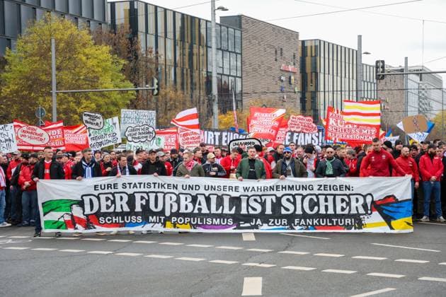 Leipzig - Tausende Ultras demonstrieren gemeinsam: Bundesweite Fan-Demo in Leipzig gestartet, Polizei im Großeinsatz 16.11.2025 ab 11.30 Uhr Leipzig, Stadtgebiet Fotograf: EHL Media Am Sonntagmittag begann in Leipzig eine großangelegte Demonstration zahlreicher Ultra-Gruppierungen aus ganz Deutschland. Hintergrund war ein bundesweiter Aufruf verschiedener Fanszenen, die gegen geplante Sicherheitsverschärfungen der Innenminister protestierten. Auf verschiedenen Plätzen, so unter anderem am Wilhelm-Leuschner-Platz, am Richard-Wagner-Platz, am Friedrich-List-Platz sowie am Völkerschlachtdenkmal, haben sich mehrere Gruppierungen unterschiedlicher Fanlager gesammelt. Zum Protest aufgerufen hatten unter anderem Anhänger aus Stuttgart, München, Dresden, Köln, Berlin und Hamburg. Die Polizei bereitete einen umfangreichen Großeinsatz vor, da auch verfeindete Fanlager erwartet wurden und die Lage als angespannt gilt. Die Teilnehmer wurden von den Organisatoren dazu aufgerufen, in Vereinsfarben zu erscheinen und auf Pyrotechnik sowie Vermummungsgegenstände zu verzichten. Im Stadtgebiet kommt es während des Aufzuges zu Einschränkungen. Leipzig Sachsen Deutschland Copyright: xEHLxMediax 20251116_fandemo-leipzig-4_7