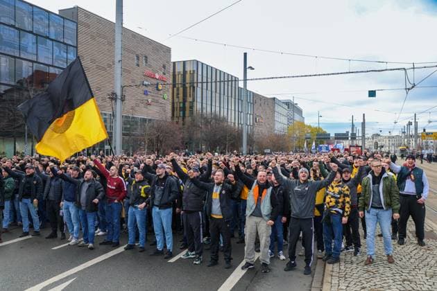 Leipzig - Tausende Ultras demonstrieren gemeinsam: Bundesweite Fan-Demo in Leipzig gestartet, Polizei im Großeinsatz 16.11.2025 ab 11.30 Uhr Leipzig, Stadtgebiet Fotograf: EHL Media Am Sonntagmittag begann in Leipzig eine großangelegte Demonstration zahlreicher Ultra-Gruppierungen aus ganz Deutschland. Hintergrund war ein bundesweiter Aufruf verschiedener Fanszenen, die gegen geplante Sicherheitsverschärfungen der Innenminister protestierten. Auf verschiedenen Plätzen, so unter anderem am Wilhelm-Leuschner-Platz, am Richard-Wagner-Platz, am Friedrich-List-Platz sowie am Völkerschlachtdenkmal, haben sich mehrere Gruppierungen unterschiedlicher Fanlager gesammelt. Zum Protest aufgerufen hatten unter anderem Anhänger aus Stuttgart, München, Dresden, Köln, Berlin und Hamburg. Die Polizei bereitete einen umfangreichen Großeinsatz vor, da auch verfeindete Fanlager erwartet wurden und die Lage als angespannt gilt. Die Teilnehmer wurden von den Organisatoren dazu aufgerufen, in Vereinsfarben zu erscheinen und auf Pyrotechnik sowie Vermummungsgegenstände zu verzichten. Im Stadtgebiet kommt es während des Aufzuges zu Einschränkungen. Leipzig Sachsen Deutschland Copyright: xEHLxMediax 20251116_fandemo-leipzig-4_8