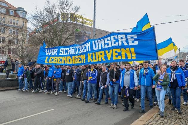 Leipzig - Tausende Ultras demonstrieren gemeinsam: Bundesweite Fan-Demo in Leipzig gestartet, Polizei im Großeinsatz 16.11.2025 ab 11.30 Uhr Leipzig, Stadtgebiet Fotograf: EHL Media Am Sonntagmittag begann in Leipzig eine großangelegte Demonstration zahlreicher Ultra-Gruppierungen aus ganz Deutschland. Hintergrund war ein bundesweiter Aufruf verschiedener Fanszenen, die gegen geplante Sicherheitsverschärfungen der Innenminister protestierten. Auf verschiedenen Plätzen, so unter anderem am Wilhelm-Leuschner-Platz, am Richard-Wagner-Platz, am Friedrich-List-Platz sowie am Völkerschlachtdenkmal, haben sich mehrere Gruppierungen unterschiedlicher Fanlager gesammelt. Zum Protest aufgerufen hatten unter anderem Anhänger aus Stuttgart, München, Dresden, Köln, Berlin und Hamburg. Die Polizei bereitete einen umfangreichen Großeinsatz vor, da auch verfeindete Fanlager erwartet wurden und die Lage als angespannt gilt. Die Teilnehmer wurden von den Organisatoren dazu aufgerufen, in Vereinsfarben zu erscheinen und auf Pyrotechnik sowie Vermummungsgegenstände zu verzichten. Im Stadtgebiet kommt es während des Aufzuges zu Einschränkungen. Leipzig Sachsen Deutschland Copyright: xEHLxMediax 20251116_fandemo-leipzig-4_9