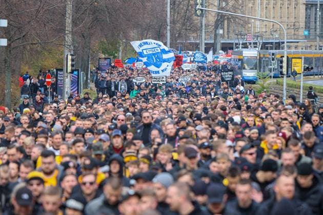Leipzig - Tausende Ultras demonstrieren gemeinsam: Bundesweite Fan-Demo in Leipzig gestartet, Polizei im Großeinsatz 16.11.2025 ab 11.30 Uhr Leipzig, Stadtgebiet Fotograf: EHL Media Am Sonntagmittag begann in Leipzig eine großangelegte Demonstration zahlreicher Ultra-Gruppierungen aus ganz Deutschland. Hintergrund war ein bundesweiter Aufruf verschiedener Fanszenen, die gegen geplante Sicherheitsverschärfungen der Innenminister protestierten. Auf verschiedenen Plätzen, so unter anderem am Wilhelm-Leuschner-Platz, am Richard-Wagner-Platz, am Friedrich-List-Platz sowie am Völkerschlachtdenkmal, haben sich mehrere Gruppierungen unterschiedlicher Fanlager gesammelt. Zum Protest aufgerufen hatten unter anderem Anhänger aus Stuttgart, München, Dresden, Köln, Berlin und Hamburg. Die Polizei bereitete einen umfangreichen Großeinsatz vor, da auch verfeindete Fanlager erwartet wurden und die Lage als angespannt gilt. Die Teilnehmer wurden von den Organisatoren dazu aufgerufen, in Vereinsfarben zu erscheinen und auf Pyrotechnik sowie Vermummungsgegenstände zu verzichten. Im Stadtgebiet kommt es während des Aufzuges zu Einschränkungen. Leipzig Sachsen Deutschland Copyright: xEHLxMediax 20251116_fandemo-leipzig-5_15