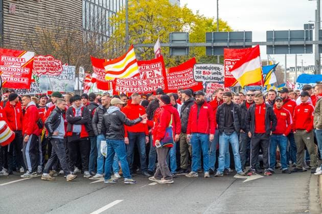 Große Fußballfandemo in Leipzig: Über 10.000 Fans setzen ein Zeichen Leipzig hat am Wochenende eine der größten Fußballfandemos der vergangenen Jahre erlebt. Mehr als 10.000 Anhänger aus nahezu allen großen Vereinen zogen geschlossen über den Innenstadtring, um auf die wachsende Unzufriedenheit mit sicherheitspolitischen Entscheidungen aufmerksam zu machen. Die Demonstration war lange angekündigt und mobilisierte bundesweit Ultras, Fanclubs, Familien und Gelegenheitsbesucher, die sich gemeinsam für eine vielfältige und selbstbestimmte Fankultur einsetzen wollten. Die Stadt war über Stunden von einem bunten, lautstarken und bisher friedlichen Zug geprägt. Ein umfangreiches Polizeiaufgebot begleitete die Route mit Einheiten aus mehreren Bundesländern. Viele Fans kritisierten dennoch den massiven Einsatz, den sie als Ausdruck eines generellen Misstrauens gegenüber der Szene wahrnehmen. Im Mittelpunkt der Kritik stand die aktuelle Linie der Innenministerkonferenz. Fans befürchten eine zunehmende Gleichsetzung von Fankultur und Sicherheitsrisiken, ausgelöst durch strengere Überwachungsmaßnahmen, erweiterte Datensammlungen und die Diskussion um personalisierte Tickets. Aus ihrer Sicht verfestigt sich dadurch ein Klima, in dem regelmäßige Stadionbesucher unter Generalverdacht geraten und Freiräume schrittweise eingeschränkt werden. Die Demonstration zeigte eine seltene Geschlossenheit innerhalb der Fanszene. Rivalitäten spielten an diesem Tag kaum eine Rolle; stattdessen standen gemeinsame Anliegen im Vordergrund. Viele Teilnehmer fordern einen politischen Umgang, der auf Dialog basiert, klare und nachvollziehbare Regeln schafft und die Bedeutung der Fankultur als gesellschaftliches Element anerkennt. Am späten Nachmittag ging die Demonstration geordnet und weiterhin friedlich zu Ende. Fandemo Leipzig