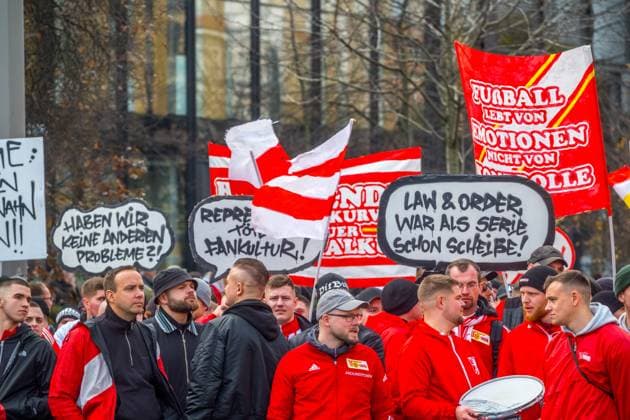 Große Fußballfandemo in Leipzig: Über 10.000 Fans setzen ein Zeichen Leipzig hat am Wochenende eine der größten Fußballfandemos der vergangenen Jahre erlebt. Mehr als 10.000 Anhänger aus nahezu allen großen Vereinen zogen geschlossen über den Innenstadtring, um auf die wachsende Unzufriedenheit mit sicherheitspolitischen Entscheidungen aufmerksam zu machen. Die Demonstration war lange angekündigt und mobilisierte bundesweit Ultras, Fanclubs, Familien und Gelegenheitsbesucher, die sich gemeinsam für eine vielfältige und selbstbestimmte Fankultur einsetzen wollten. Die Stadt war über Stunden von einem bunten, lautstarken und bisher friedlichen Zug geprägt. Ein umfangreiches Polizeiaufgebot begleitete die Route mit Einheiten aus mehreren Bundesländern. Viele Fans kritisierten dennoch den massiven Einsatz, den sie als Ausdruck eines generellen Misstrauens gegenüber der Szene wahrnehmen. Im Mittelpunkt der Kritik stand die aktuelle Linie der Innenministerkonferenz. Fans befürchten eine zunehmende Gleichsetzung von Fankultur und Sicherheitsrisiken, ausgelöst durch strengere Überwachungsmaßnahmen, erweiterte Datensammlungen und die Diskussion um personalisierte Tickets. Aus ihrer Sicht verfestigt sich dadurch ein Klima, in dem regelmäßige Stadionbesucher unter Generalverdacht geraten und Freiräume schrittweise eingeschränkt werden. Die Demonstration zeigte eine seltene Geschlossenheit innerhalb der Fanszene. Rivalitäten spielten an diesem Tag kaum eine Rolle; stattdessen standen gemeinsame Anliegen im Vordergrund. Viele Teilnehmer fordern einen politischen Umgang, der auf Dialog basiert, klare und nachvollziehbare Regeln schafft und die Bedeutung der Fankultur als gesellschaftliches Element anerkennt. Am späten Nachmittag ging die Demonstration geordnet und weiterhin friedlich zu Ende. Fandemo Leipzig