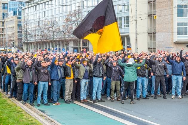 Große Fußballfandemo in Leipzig: Über 10.000 Fans setzen ein Zeichen Leipzig hat am Wochenende eine der größten Fußballfandemos der vergangenen Jahre erlebt. Mehr als 10.000 Anhänger aus nahezu allen großen Vereinen zogen geschlossen über den Innenstadtring, um auf die wachsende Unzufriedenheit mit sicherheitspolitischen Entscheidungen aufmerksam zu machen. Die Demonstration war lange angekündigt und mobilisierte bundesweit Ultras, Fanclubs, Familien und Gelegenheitsbesucher, die sich gemeinsam für eine vielfältige und selbstbestimmte Fankultur einsetzen wollten. Die Stadt war über Stunden von einem bunten, lautstarken und bisher friedlichen Zug geprägt. Ein umfangreiches Polizeiaufgebot begleitete die Route mit Einheiten aus mehreren Bundesländern. Viele Fans kritisierten dennoch den massiven Einsatz, den sie als Ausdruck eines generellen Misstrauens gegenüber der Szene wahrnehmen. Im Mittelpunkt der Kritik stand die aktuelle Linie der Innenministerkonferenz. Fans befürchten eine zunehmende Gleichsetzung von Fankultur und Sicherheitsrisiken, ausgelöst durch strengere Überwachungsmaßnahmen, erweiterte Datensammlungen und die Diskussion um personalisierte Tickets. Aus ihrer Sicht verfestigt sich dadurch ein Klima, in dem regelmäßige Stadionbesucher unter Generalverdacht geraten und Freiräume schrittweise eingeschränkt werden. Die Demonstration zeigte eine seltene Geschlossenheit innerhalb der Fanszene. Rivalitäten spielten an diesem Tag kaum eine Rolle; stattdessen standen gemeinsame Anliegen im Vordergrund. Viele Teilnehmer fordern einen politischen Umgang, der auf Dialog basiert, klare und nachvollziehbare Regeln schafft und die Bedeutung der Fankultur als gesellschaftliches Element anerkennt. Am späten Nachmittag ging die Demonstration geordnet und weiterhin friedlich zu Ende. Fandemo Leipzig
