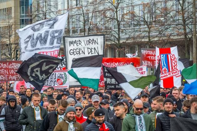 Große Fußballfandemo in Leipzig: Über 10.000 Fans setzen ein Zeichen Leipzig hat am Wochenende eine der größten Fußballfandemos der vergangenen Jahre erlebt. Mehr als 10.000 Anhänger aus nahezu allen großen Vereinen zogen geschlossen über den Innenstadtring, um auf die wachsende Unzufriedenheit mit sicherheitspolitischen Entscheidungen aufmerksam zu machen. Die Demonstration war lange angekündigt und mobilisierte bundesweit Ultras, Fanclubs, Familien und Gelegenheitsbesucher, die sich gemeinsam für eine vielfältige und selbstbestimmte Fankultur einsetzen wollten. Die Stadt war über Stunden von einem bunten, lautstarken und bisher friedlichen Zug geprägt. Ein umfangreiches Polizeiaufgebot begleitete die Route mit Einheiten aus mehreren Bundesländern. Viele Fans kritisierten dennoch den massiven Einsatz, den sie als Ausdruck eines generellen Misstrauens gegenüber der Szene wahrnehmen. Im Mittelpunkt der Kritik stand die aktuelle Linie der Innenministerkonferenz. Fans befürchten eine zunehmende Gleichsetzung von Fankultur und Sicherheitsrisiken, ausgelöst durch strengere Überwachungsmaßnahmen, erweiterte Datensammlungen und die Diskussion um personalisierte Tickets. Aus ihrer Sicht verfestigt sich dadurch ein Klima, in dem regelmäßige Stadionbesucher unter Generalverdacht geraten und Freiräume schrittweise eingeschränkt werden. Die Demonstration zeigte eine seltene Geschlossenheit innerhalb der Fanszene. Rivalitäten spielten an diesem Tag kaum eine Rolle; stattdessen standen gemeinsame Anliegen im Vordergrund. Viele Teilnehmer fordern einen politischen Umgang, der auf Dialog basiert, klare und nachvollziehbare Regeln schafft und die Bedeutung der Fankultur als gesellschaftliches Element anerkennt. Am späten Nachmittag ging die Demonstration geordnet und weiterhin friedlich zu Ende. Fandemo Leipzig