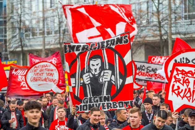 Große Fußballfandemo in Leipzig: Über 10.000 Fans setzen ein Zeichen Leipzig hat am Wochenende eine der größten Fußballfandemos der vergangenen Jahre erlebt. Mehr als 10.000 Anhänger aus nahezu allen großen Vereinen zogen geschlossen über den Innenstadtring, um auf die wachsende Unzufriedenheit mit sicherheitspolitischen Entscheidungen aufmerksam zu machen. Die Demonstration war lange angekündigt und mobilisierte bundesweit Ultras, Fanclubs, Familien und Gelegenheitsbesucher, die sich gemeinsam für eine vielfältige und selbstbestimmte Fankultur einsetzen wollten. Die Stadt war über Stunden von einem bunten, lautstarken und bisher friedlichen Zug geprägt. Ein umfangreiches Polizeiaufgebot begleitete die Route mit Einheiten aus mehreren Bundesländern. Viele Fans kritisierten dennoch den massiven Einsatz, den sie als Ausdruck eines generellen Misstrauens gegenüber der Szene wahrnehmen. Im Mittelpunkt der Kritik stand die aktuelle Linie der Innenministerkonferenz. Fans befürchten eine zunehmende Gleichsetzung von Fankultur und Sicherheitsrisiken, ausgelöst durch strengere Überwachungsmaßnahmen, erweiterte Datensammlungen und die Diskussion um personalisierte Tickets. Aus ihrer Sicht verfestigt sich dadurch ein Klima, in dem regelmäßige Stadionbesucher unter Generalverdacht geraten und Freiräume schrittweise eingeschränkt werden. Die Demonstration zeigte eine seltene Geschlossenheit innerhalb der Fanszene. Rivalitäten spielten an diesem Tag kaum eine Rolle; stattdessen standen gemeinsame Anliegen im Vordergrund. Viele Teilnehmer fordern einen politischen Umgang, der auf Dialog basiert, klare und nachvollziehbare Regeln schafft und die Bedeutung der Fankultur als gesellschaftliches Element anerkennt. Am späten Nachmittag ging die Demonstration geordnet und weiterhin friedlich zu Ende. Fandemo Leipzig