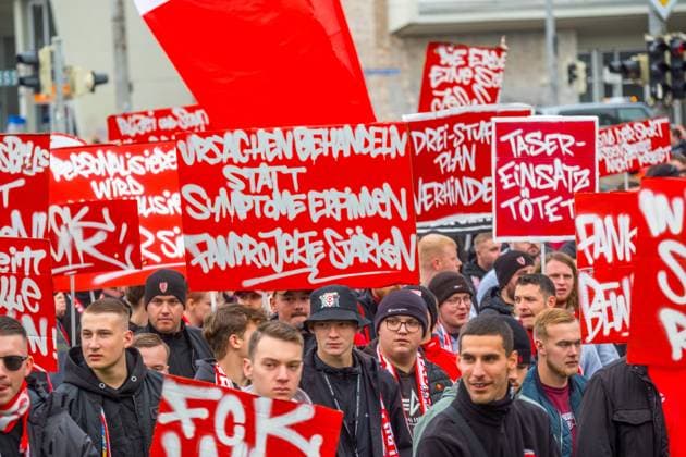 Große Fußballfandemo in Leipzig: Über 10.000 Fans setzen ein Zeichen Leipzig hat am Wochenende eine der größten Fußballfandemos der vergangenen Jahre erlebt. Mehr als 10.000 Anhänger aus nahezu allen großen Vereinen zogen geschlossen über den Innenstadtring, um auf die wachsende Unzufriedenheit mit sicherheitspolitischen Entscheidungen aufmerksam zu machen. Die Demonstration war lange angekündigt und mobilisierte bundesweit Ultras, Fanclubs, Familien und Gelegenheitsbesucher, die sich gemeinsam für eine vielfältige und selbstbestimmte Fankultur einsetzen wollten. Die Stadt war über Stunden von einem bunten, lautstarken und bisher friedlichen Zug geprägt. Ein umfangreiches Polizeiaufgebot begleitete die Route mit Einheiten aus mehreren Bundesländern. Viele Fans kritisierten dennoch den massiven Einsatz, den sie als Ausdruck eines generellen Misstrauens gegenüber der Szene wahrnehmen. Im Mittelpunkt der Kritik stand die aktuelle Linie der Innenministerkonferenz. Fans befürchten eine zunehmende Gleichsetzung von Fankultur und Sicherheitsrisiken, ausgelöst durch strengere Überwachungsmaßnahmen, erweiterte Datensammlungen und die Diskussion um personalisierte Tickets. Aus ihrer Sicht verfestigt sich dadurch ein Klima, in dem regelmäßige Stadionbesucher unter Generalverdacht geraten und Freiräume schrittweise eingeschränkt werden. Die Demonstration zeigte eine seltene Geschlossenheit innerhalb der Fanszene. Rivalitäten spielten an diesem Tag kaum eine Rolle; stattdessen standen gemeinsame Anliegen im Vordergrund. Viele Teilnehmer fordern einen politischen Umgang, der auf Dialog basiert, klare und nachvollziehbare Regeln schafft und die Bedeutung der Fankultur als gesellschaftliches Element anerkennt. Am späten Nachmittag ging die Demonstration geordnet und weiterhin friedlich zu Ende. Fandemo Leipzig
