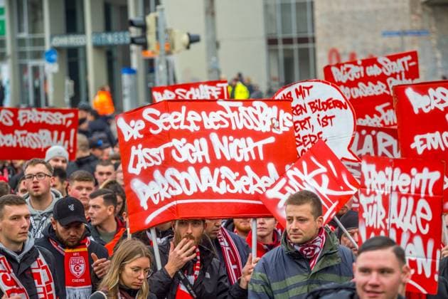 Große Fußballfandemo in Leipzig: Über 10.000 Fans setzen ein Zeichen Leipzig hat am Wochenende eine der größten Fußballfandemos der vergangenen Jahre erlebt. Mehr als 10.000 Anhänger aus nahezu allen großen Vereinen zogen geschlossen über den Innenstadtring, um auf die wachsende Unzufriedenheit mit sicherheitspolitischen Entscheidungen aufmerksam zu machen. Die Demonstration war lange angekündigt und mobilisierte bundesweit Ultras, Fanclubs, Familien und Gelegenheitsbesucher, die sich gemeinsam für eine vielfältige und selbstbestimmte Fankultur einsetzen wollten. Die Stadt war über Stunden von einem bunten, lautstarken und bisher friedlichen Zug geprägt. Ein umfangreiches Polizeiaufgebot begleitete die Route mit Einheiten aus mehreren Bundesländern. Viele Fans kritisierten dennoch den massiven Einsatz, den sie als Ausdruck eines generellen Misstrauens gegenüber der Szene wahrnehmen. Im Mittelpunkt der Kritik stand die aktuelle Linie der Innenministerkonferenz. Fans befürchten eine zunehmende Gleichsetzung von Fankultur und Sicherheitsrisiken, ausgelöst durch strengere Überwachungsmaßnahmen, erweiterte Datensammlungen und die Diskussion um personalisierte Tickets. Aus ihrer Sicht verfestigt sich dadurch ein Klima, in dem regelmäßige Stadionbesucher unter Generalverdacht geraten und Freiräume schrittweise eingeschränkt werden. Die Demonstration zeigte eine seltene Geschlossenheit innerhalb der Fanszene. Rivalitäten spielten an diesem Tag kaum eine Rolle; stattdessen standen gemeinsame Anliegen im Vordergrund. Viele Teilnehmer fordern einen politischen Umgang, der auf Dialog basiert, klare und nachvollziehbare Regeln schafft und die Bedeutung der Fankultur als gesellschaftliches Element anerkennt. Am späten Nachmittag ging die Demonstration geordnet und weiterhin friedlich zu Ende. Fandemo Leipzig
