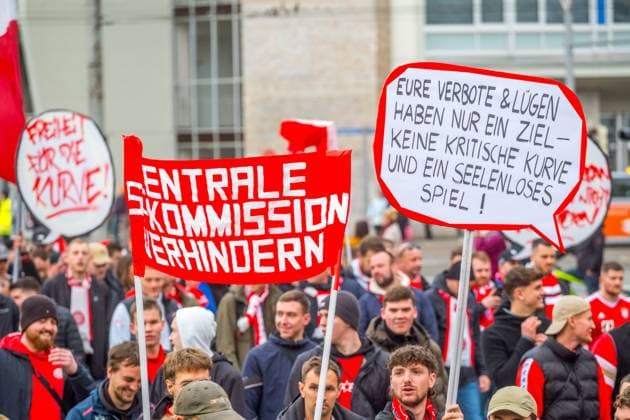 Große Fußballfandemo in Leipzig: Über 10.000 Fans setzen ein Zeichen Leipzig hat am Wochenende eine der größten Fußballfandemos der vergangenen Jahre erlebt. Mehr als 10.000 Anhänger aus nahezu allen großen Vereinen zogen geschlossen über den Innenstadtring, um auf die wachsende Unzufriedenheit mit sicherheitspolitischen Entscheidungen aufmerksam zu machen. Die Demonstration war lange angekündigt und mobilisierte bundesweit Ultras, Fanclubs, Familien und Gelegenheitsbesucher, die sich gemeinsam für eine vielfältige und selbstbestimmte Fankultur einsetzen wollten. Die Stadt war über Stunden von einem bunten, lautstarken und bisher friedlichen Zug geprägt. Ein umfangreiches Polizeiaufgebot begleitete die Route mit Einheiten aus mehreren Bundesländern. Viele Fans kritisierten dennoch den massiven Einsatz, den sie als Ausdruck eines generellen Misstrauens gegenüber der Szene wahrnehmen. Im Mittelpunkt der Kritik stand die aktuelle Linie der Innenministerkonferenz. Fans befürchten eine zunehmende Gleichsetzung von Fankultur und Sicherheitsrisiken, ausgelöst durch strengere Überwachungsmaßnahmen, erweiterte Datensammlungen und die Diskussion um personalisierte Tickets. Aus ihrer Sicht verfestigt sich dadurch ein Klima, in dem regelmäßige Stadionbesucher unter Generalverdacht geraten und Freiräume schrittweise eingeschränkt werden. Die Demonstration zeigte eine seltene Geschlossenheit innerhalb der Fanszene. Rivalitäten spielten an diesem Tag kaum eine Rolle; stattdessen standen gemeinsame Anliegen im Vordergrund. Viele Teilnehmer fordern einen politischen Umgang, der auf Dialog basiert, klare und nachvollziehbare Regeln schafft und die Bedeutung der Fankultur als gesellschaftliches Element anerkennt. Am späten Nachmittag ging die Demonstration geordnet und weiterhin friedlich zu Ende. Fandemo Leipzig
