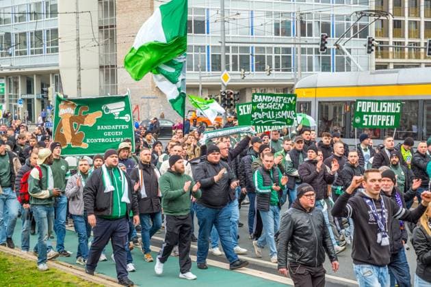 Große Fußballfandemo in Leipzig: Über 10.000 Fans setzen ein Zeichen Leipzig hat am Wochenende eine der größten Fußballfandemos der vergangenen Jahre erlebt. Mehr als 10.000 Anhänger aus nahezu allen großen Vereinen zogen geschlossen über den Innenstadtring, um auf die wachsende Unzufriedenheit mit sicherheitspolitischen Entscheidungen aufmerksam zu machen. Die Demonstration war lange angekündigt und mobilisierte bundesweit Ultras, Fanclubs, Familien und Gelegenheitsbesucher, die sich gemeinsam für eine vielfältige und selbstbestimmte Fankultur einsetzen wollten. Die Stadt war über Stunden von einem bunten, lautstarken und bisher friedlichen Zug geprägt. Ein umfangreiches Polizeiaufgebot begleitete die Route mit Einheiten aus mehreren Bundesländern. Viele Fans kritisierten dennoch den massiven Einsatz, den sie als Ausdruck eines generellen Misstrauens gegenüber der Szene wahrnehmen. Im Mittelpunkt der Kritik stand die aktuelle Linie der Innenministerkonferenz. Fans befürchten eine zunehmende Gleichsetzung von Fankultur und Sicherheitsrisiken, ausgelöst durch strengere Überwachungsmaßnahmen, erweiterte Datensammlungen und die Diskussion um personalisierte Tickets. Aus ihrer Sicht verfestigt sich dadurch ein Klima, in dem regelmäßige Stadionbesucher unter Generalverdacht geraten und Freiräume schrittweise eingeschränkt werden. Die Demonstration zeigte eine seltene Geschlossenheit innerhalb der Fanszene. Rivalitäten spielten an diesem Tag kaum eine Rolle; stattdessen standen gemeinsame Anliegen im Vordergrund. Viele Teilnehmer fordern einen politischen Umgang, der auf Dialog basiert, klare und nachvollziehbare Regeln schafft und die Bedeutung der Fankultur als gesellschaftliches Element anerkennt. Am späten Nachmittag ging die Demonstration geordnet und weiterhin friedlich zu Ende. Fandemo Leipzig