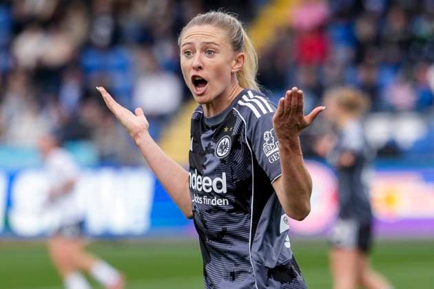 Rebecka Blomqvist (SGE, 28), gibt Anweisungen, gestikuliert, mit den Armen gestikulieren, Einzelbild, Einzelfoto, Aktion, Action, 16.11.2025, Sinsheim (Hoffenheim) (Deutschland), Fussball, DFB-Pokal der Frauen, Achtelfinale, TSG 1899 Hoffenheim - Eintracht Frankfurt, DFB DFL REGULATIONS PROHIBIT ANY USE OF PHOTOGRAPHS AS IMAGE SEQUENCES AND OR QUASI-VIDEO.