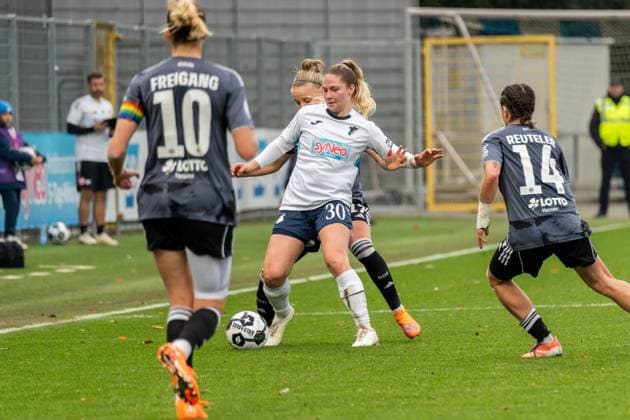 Spielszene, Zweikampf, v.l. Laura Freigang (Eintracht Frankfurt, 10), Pia-Sophie Wolter (Eintracht Frankfurt, 17), Nadine Bitzer (TSG 1899 Hoffenheim, 30), Geraldine Reuteler (Eintracht Frankfurt, 14), GER, TSG 1899 Hoffenheim vs. Eintracht Frankfurt, Fussball, DFB-Pokal der Frauen, Achtelfinale, Saison 2025 2026, 16.11.2025, DFB REGULATIONS PROHIBIT ANY USE OF PHOTOGRAPHS AS IMAGE SEQUENCES AND OR QUASI-VIDEO, GER, TSG 1899 Hoffenheim vs. Eintracht Frankfurt, Fussball, DFB-Pokal der Frauen, Achtelfinale, Saison 2025 2026, 16.11.2025 Sinsheim-Hoffenheim Copyright: xEibner-Pressefoto Jan-NiclasxGrox EP_JGG