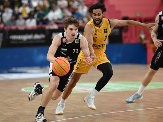 Jonathan Klussmann (Paderborn Baskets, 71) gegen Miles Tention (Tigers Tuebingen, 03) GER, Tigers Tuebingen vs. Gartenzaun24 Baskets Paderborn, Basketball, Herren, Pro A, 2. Barmer Basketball Bundesliga, Saison 2025 2026, 16.11.2025 GER, Tigers Tuebingen vs. Gartenzaun24 Baskets Paderborn, Basketball, Herren, Pro A, 2. Barmer Basketball Bundesliga, Saison 2025 2026, 16.11.2025 Tuebingen Copyright: xEibner-Pressefoto NicolasxWoernx EP_NWN