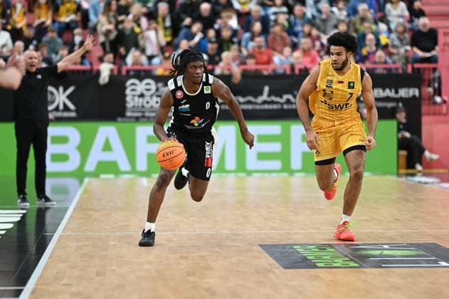 Osawe (Paderborn Baskets, 00) gegen Silas Oriane (Tigers Tuebingen, 07) GER, Tigers Tuebingen vs. Gartenzaun24 Baskets Paderborn, Basketball, Herren, Pro A, 2. Barmer Basketball Bundesliga, Saison 2025 2026, 16.11.2025 GER, Tigers Tuebingen vs. Gartenzaun24 Baskets Paderborn, Basketball, Herren, Pro A, 2. Barmer Basketball Bundesliga, Saison 2025 2026, 16.11.2025 Tuebingen Copyright: xEibner-Pressefoto NicolasxWoernx EP_NWN