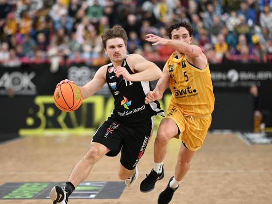 Jonathan Klussmann (Paderborn Baskets, 71) gegen Kaya Bayram (Tigers Tuebingen, 05) GER, Tigers Tuebingen vs. Gartenzaun24 Baskets Paderborn, Basketball, Herren, Pro A, 2. Barmer Basketball Bundesliga, Saison 2025 2026, 16.11.2025 GER, Tigers Tuebingen vs. Gartenzaun24 Baskets Paderborn, Basketball, Herren, Pro A, 2. Barmer Basketball Bundesliga, Saison 2025 2026, 16.11.2025 Tuebingen Copyright: xEibner-Pressefoto NicolasxWoernx EP_NWN