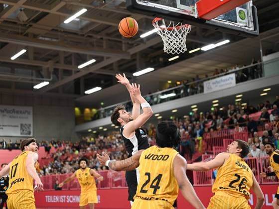 Matej Silic (Paderborn Baskets, 05) wirft auf den Korb GER, Tigers Tuebingen vs. Gartenzaun24 Baskets Paderborn, Basketball, Herren, Pro A, 2. Barmer Basketball Bundesliga, Saison 2025 2026, 16.11.2025 GER, Tigers Tuebingen vs. Gartenzaun24 Baskets Paderborn, Basketball, Herren, Pro A, 2. Barmer Basketball Bundesliga, Saison 2025 2026, 16.11.2025 Tuebingen Copyright: xEibner-Pressefoto NicolasxWoernx EP_NWN