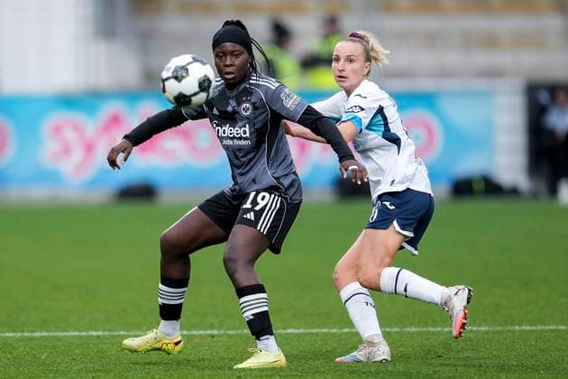 v.li.: Etonam Nicole Anyomi (SGE, 19), Vanessa Diehm (TSG, 6), Zweikampf, Spielszene, Duell, duel, tackle, tackling, Dynamik, Action, Aktion, 16.11.2025, Sinsheim (Hoffenheim) (Deutschland), Fussball, DFB-Pokal der Frauen, Achtelfinale, TSG 1899 Hoffenheim - Eintracht Frankfurt, DFB DFL REGULATIONS PROHIBIT ANY USE OF PHOTOGRAPHS AS IMAGE SEQUENCES AND OR QUASI-VIDEO.