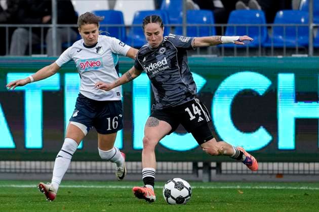 v.li.: Dominika Grabowska (TSG, 16), Geraldine Reuteler (SGE, 14), Zweikampf, Spielszene, Duell, duel, tackle, tackling, Dynamik, Action, Aktion, 16.11.2025, Sinsheim (Hoffenheim) (Deutschland), Fussball, DFB-Pokal der Frauen, Achtelfinale, TSG 1899 Hoffenheim - Eintracht Frankfurt, DFB DFL REGULATIONS PROHIBIT ANY USE OF PHOTOGRAPHS AS IMAGE SEQUENCES AND OR QUASI-VIDEO.