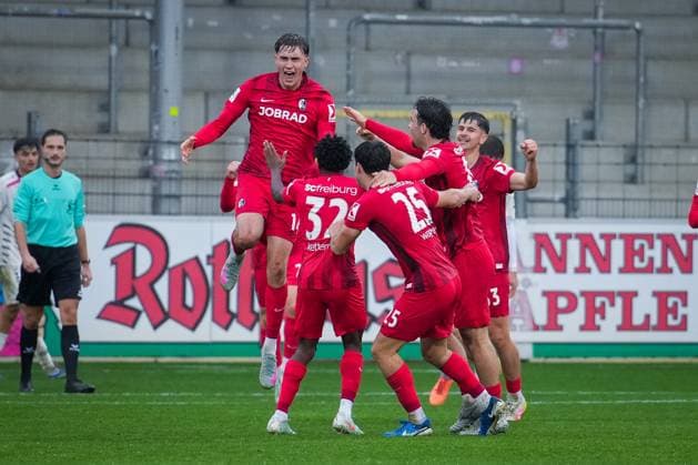 Deutschland, Fußball, Regionalliga Südwest, Saison 2025 2026, 17. Spieltag SC Freiburg II vs. 1 FSV Mainz 05 II Dreisamstadion (Freiburg): Jack James (SC Freiburg II, 14) Tor, Torjubel, Emotionen, Torschuss, Freude, Jubel, Freiburg Dreisamstadion Baden-Württemberg Deutschland Copyright: xFINLEYxMÖRCHx