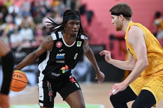 Osawe (Paderborn Baskets, 00) gegen Lukas Milner (Tigers Tuebingen, 17) GER, Tigers Tuebingen vs. Gartenzaun24 Baskets Paderborn, Basketball, Herren, Pro A, 2. Barmer Basketball Bundesliga, Saison 2025 2026, 16.11.2025 GER, Tigers Tuebingen vs. Gartenzaun24 Baskets Paderborn, Basketball, Herren, Pro A, 2. Barmer Basketball Bundesliga, Saison 2025 2026, 16.11.2025 Tuebingen Copyright: xEibner-Pressefoto NicolasxWoernx EP_NWN